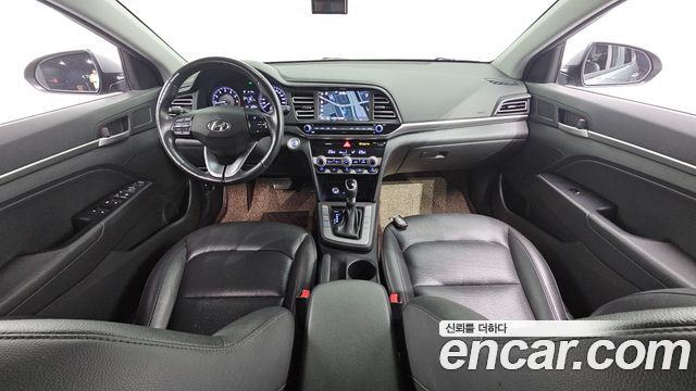 Hyundai Avante — interior