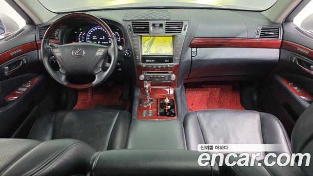 Lexus LS — interior