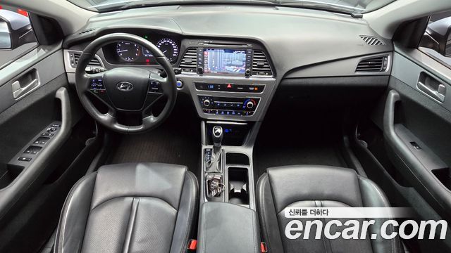 Hyundai Sonata — interior