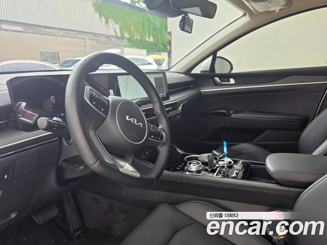Kia K5 — interior