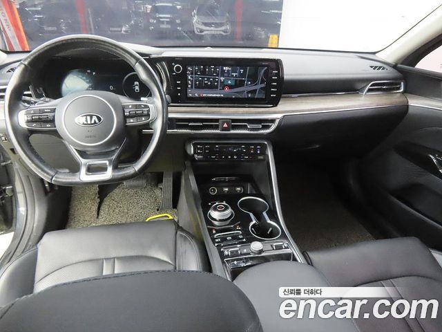 Kia K5 — interior