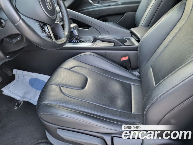Hyundai Avante — interior
