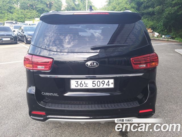 Kia Carnival — interior