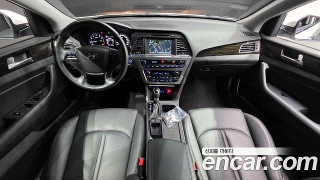 Hyundai Sonata — interior