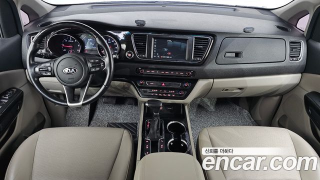 Kia Carnival — interior