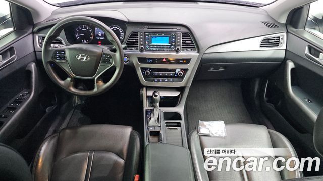 Hyundai Sonata — interior