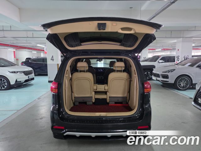Kia Carnival — interior
