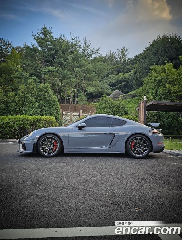 Porsche 718 — interior