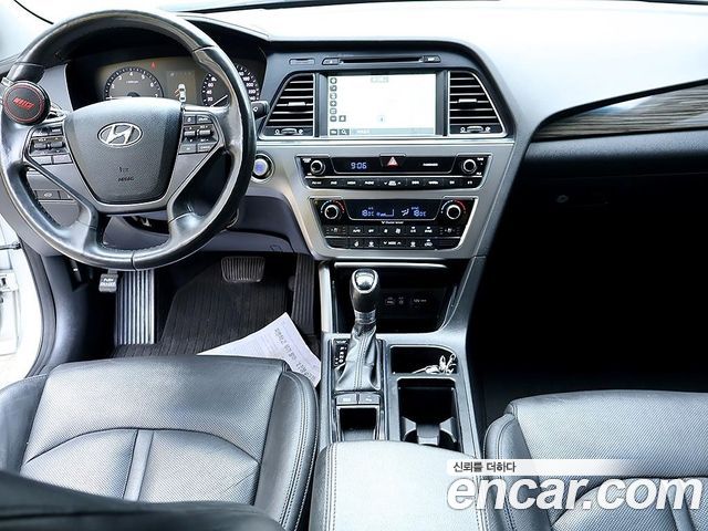 Hyundai Sonata — interior