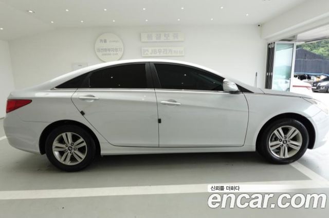Hyundai Sonata — interior