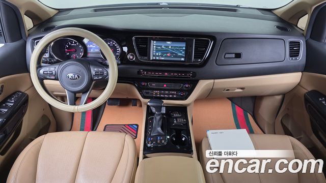 Kia Carnival — interior