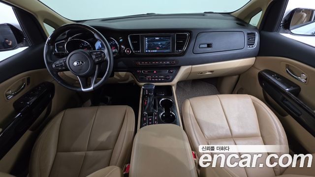 Kia Carnival — interior