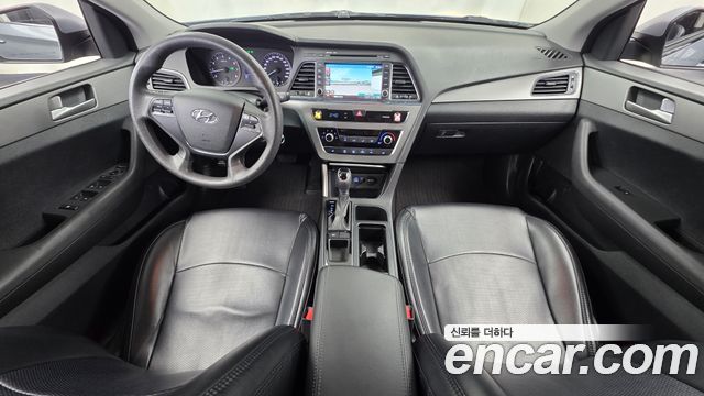 Hyundai Sonata — interior