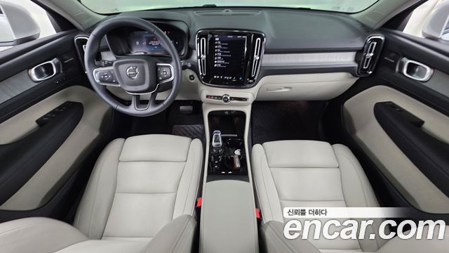 Volvo XC40 — interior
