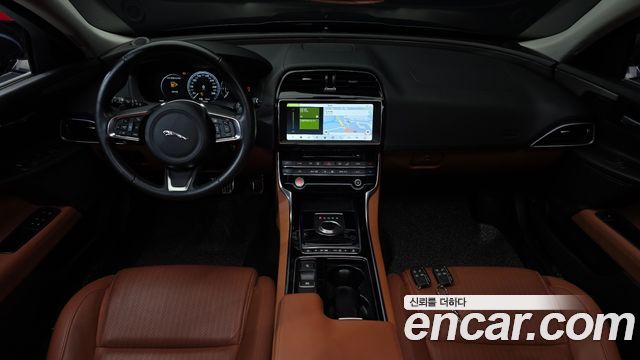 Jaguar XE — interior