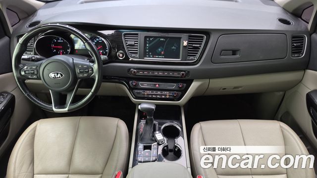 Kia Carnival — interior