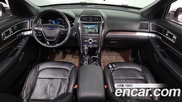 Ford Explorer — interior