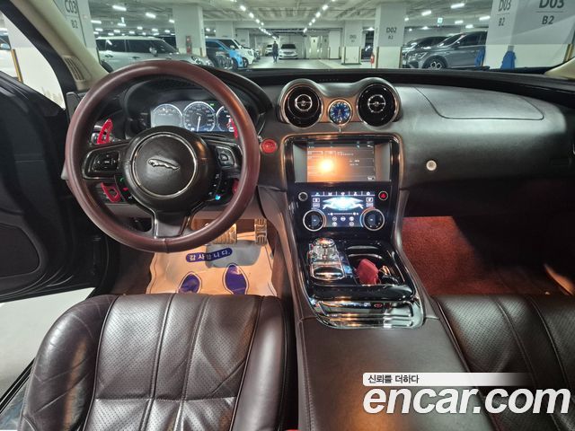 Jaguar XJ — interior