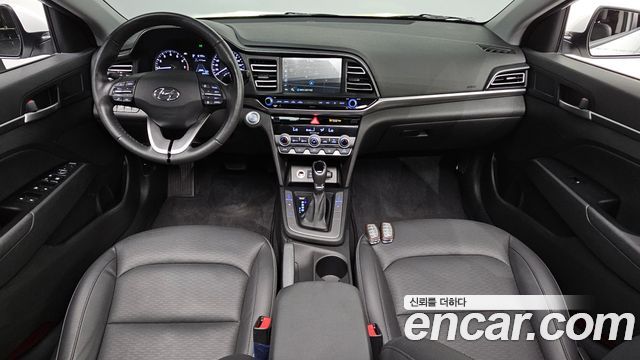 Hyundai Avante — interior