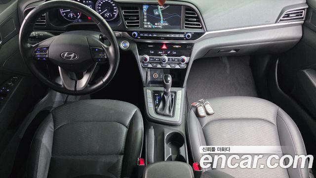 Hyundai Avante — interior