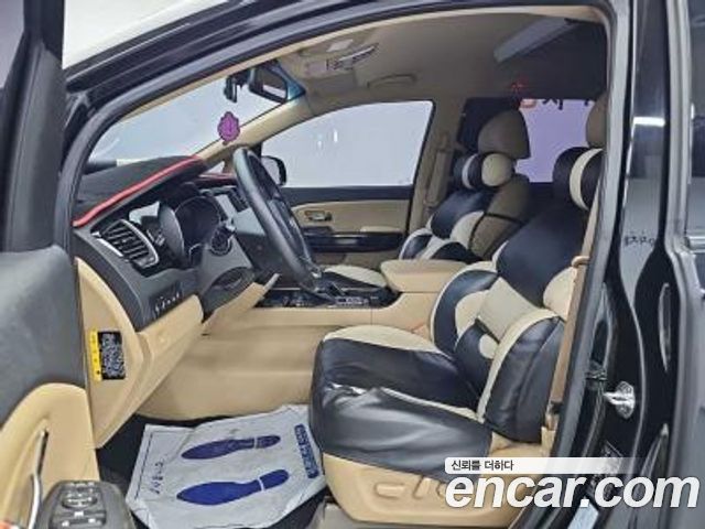 Kia Carnival — interior