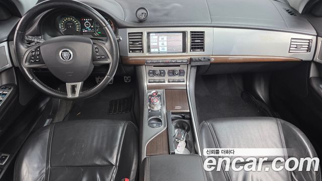 Jaguar XF — interior