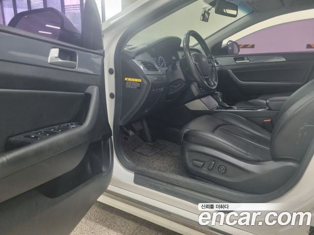 Hyundai Sonata — interior