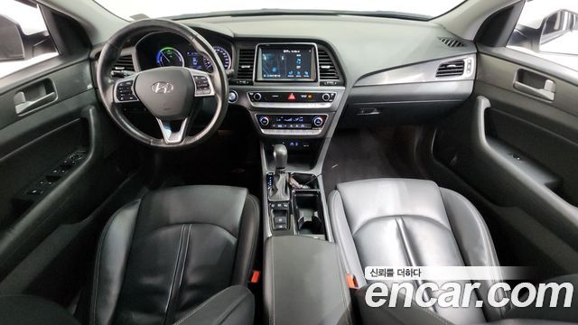Hyundai Sonata — interior
