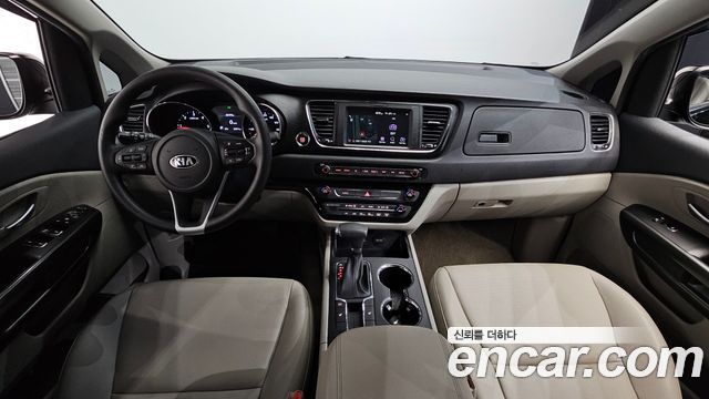 Kia Carnival — interior