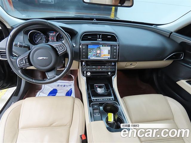 Jaguar XE — interior