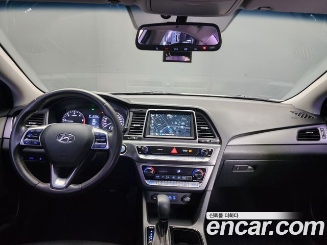 Hyundai Sonata — interior