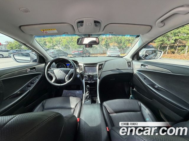Hyundai Sonata — interior