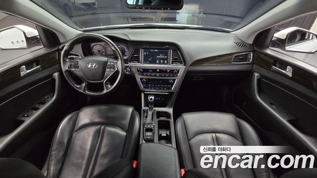 Hyundai Sonata — interior