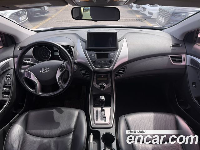 Hyundai Avante — interior