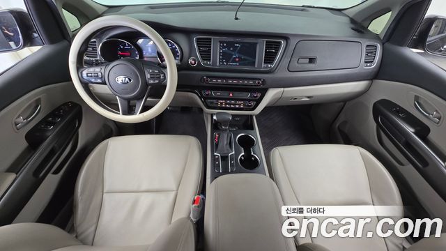 Kia Carnival — interior