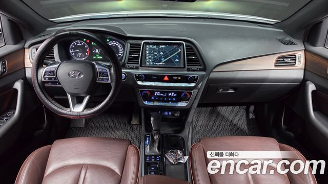 Hyundai Sonata — interior