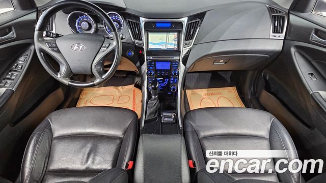 Hyundai Sonata — interior