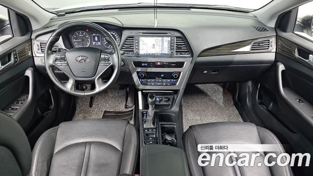 Hyundai Sonata — interior