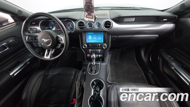 Ford Mustang — interior