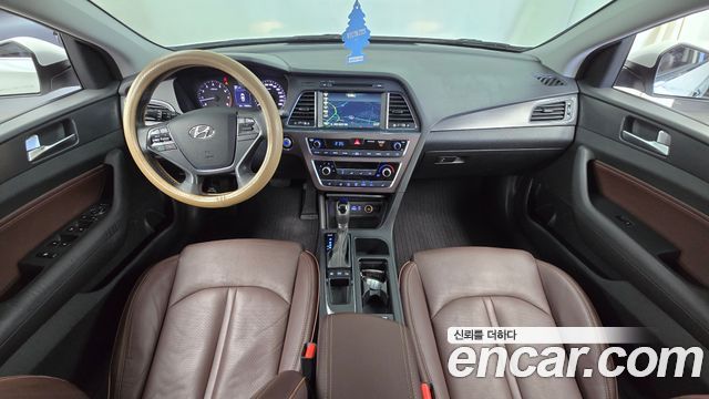 Hyundai Sonata — interior