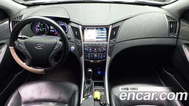 Hyundai Sonata — interior