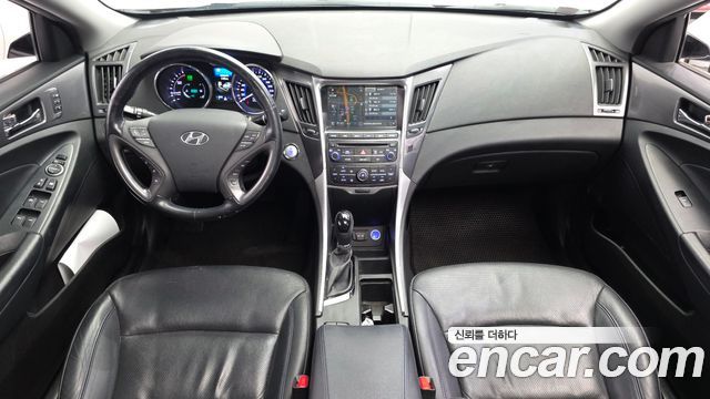 Hyundai Sonata — interior