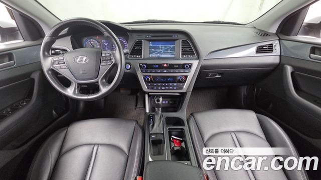 Hyundai Sonata — interior