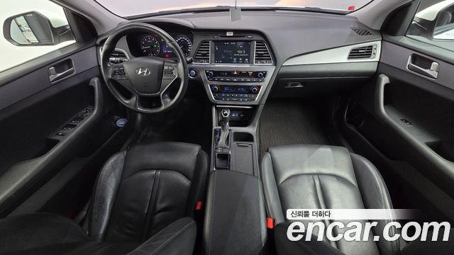 Hyundai Sonata — interior
