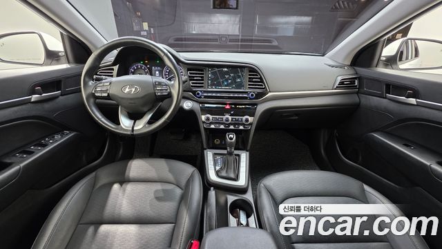 Hyundai Avante — interior