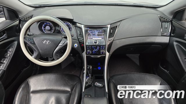 Hyundai Sonata — interior