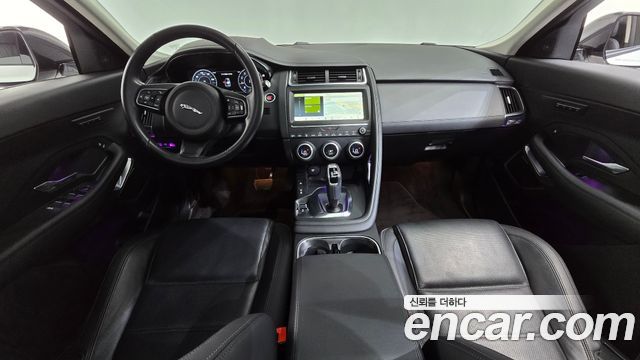 Jaguar E-Pace — interior