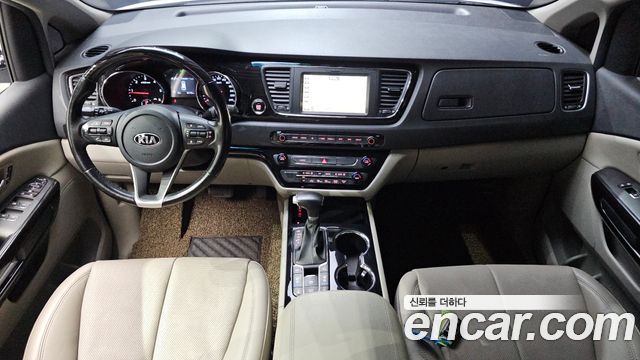 Kia Carnival — interior