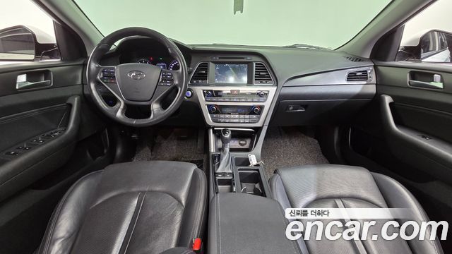 Hyundai Sonata — interior