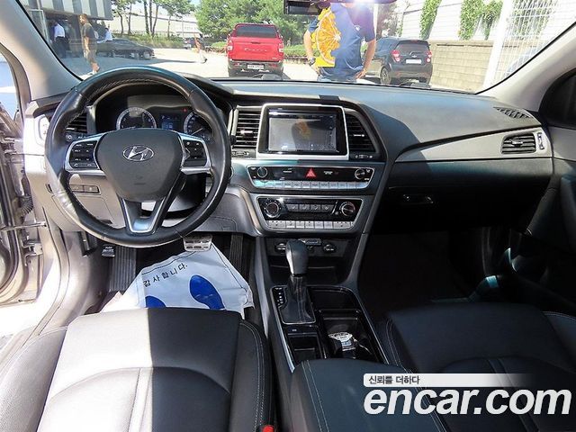 Hyundai Sonata — interior